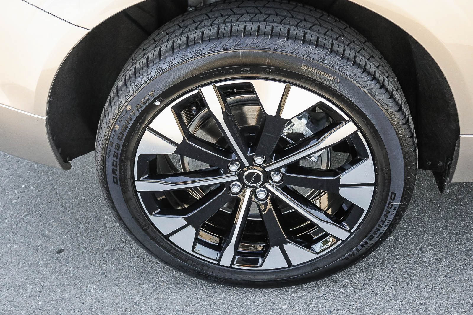 New 2026 Volvo XC60 B5 Ultra w/ Climate Package AWD/4WD image 13