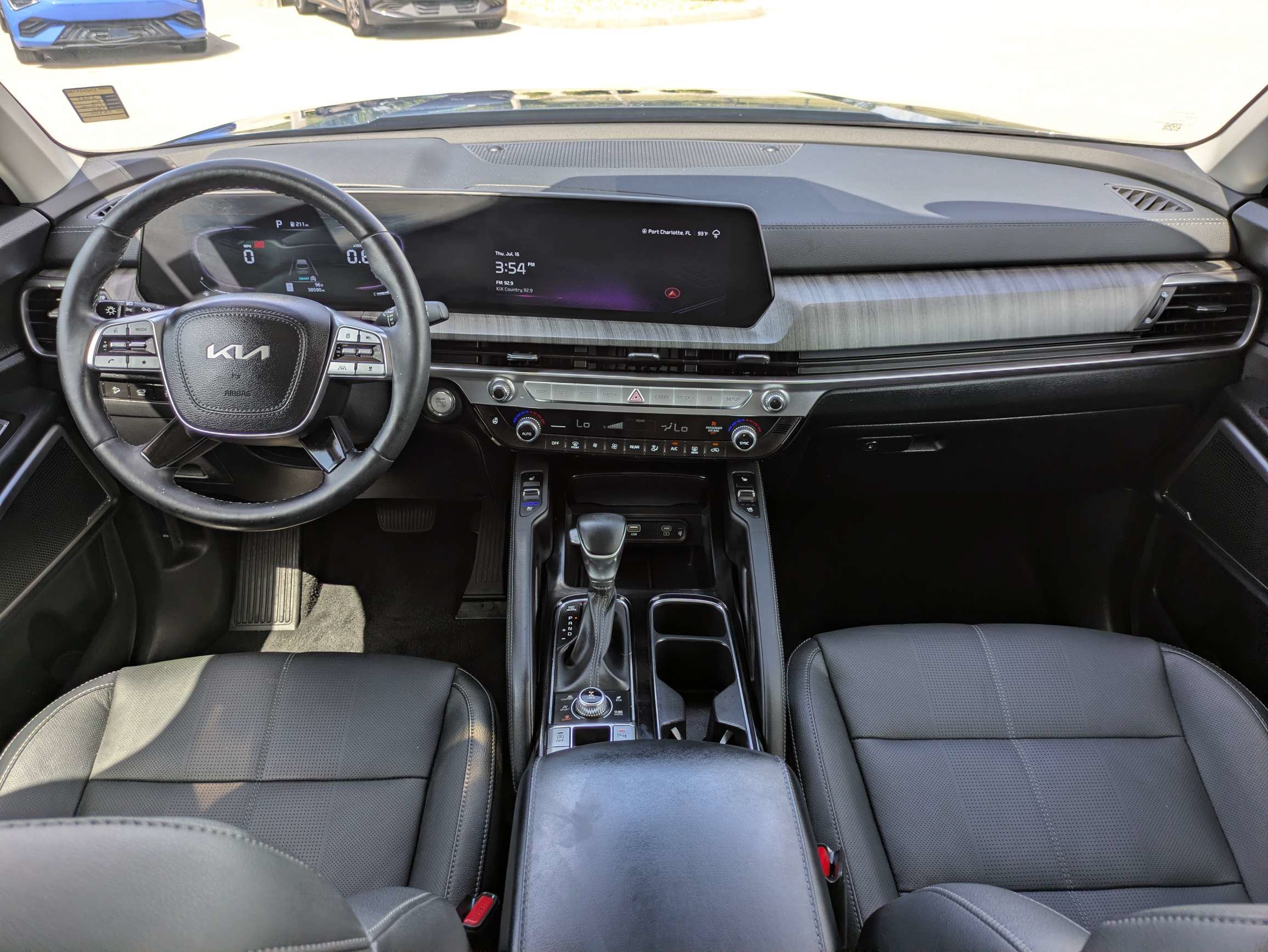 Certified 2025 Kia Telluride EX w/ EX Captain's Chair Package AWD/4WD image 17