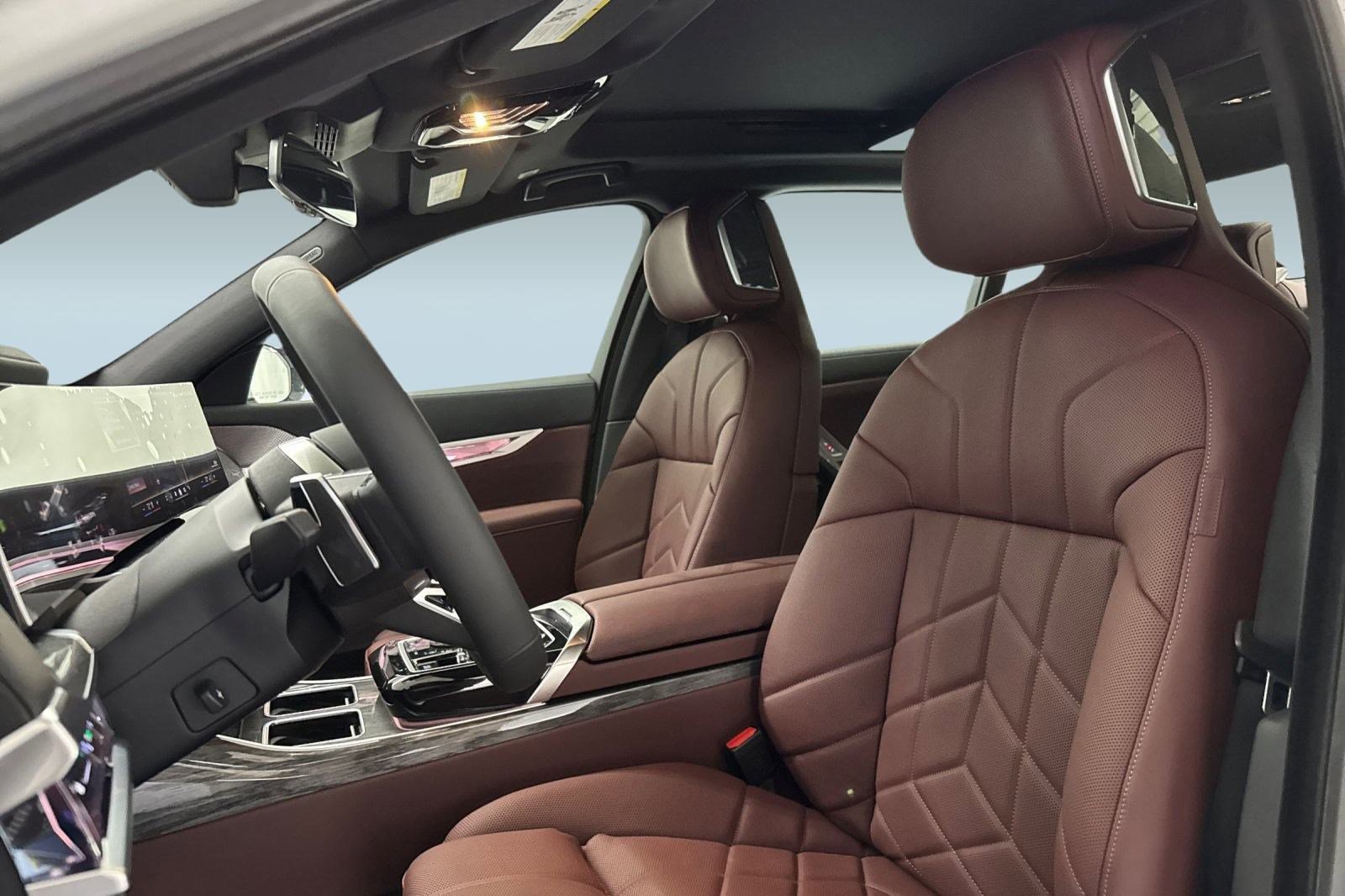 New 2025 BMW i7 xDrive60 w/ Executive Package image 22