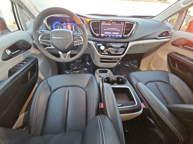 Used 2024 Chrysler Pacifica Touring-L image 14