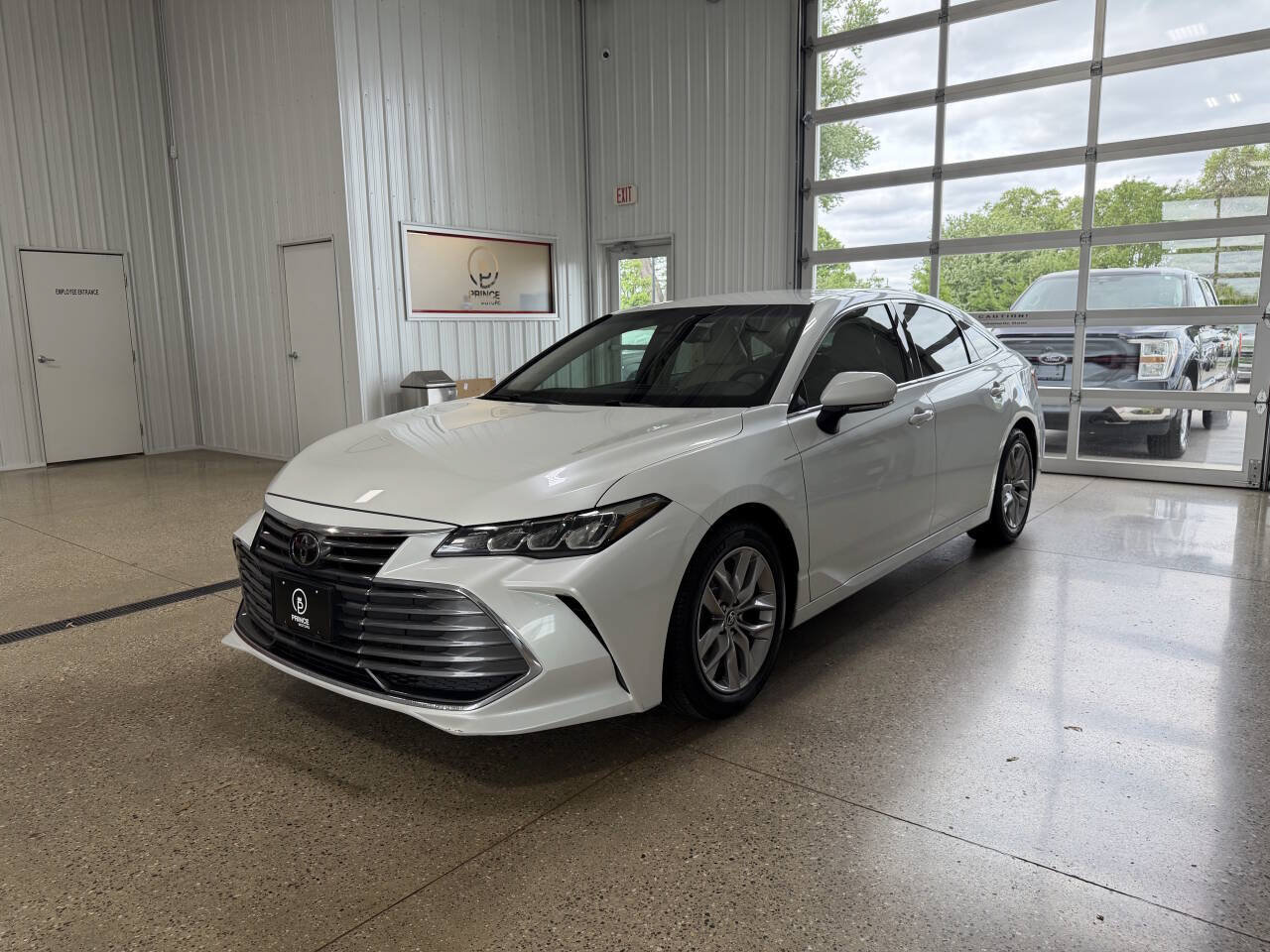 Used 2021 Toyota Avalon XLE FWD image 2