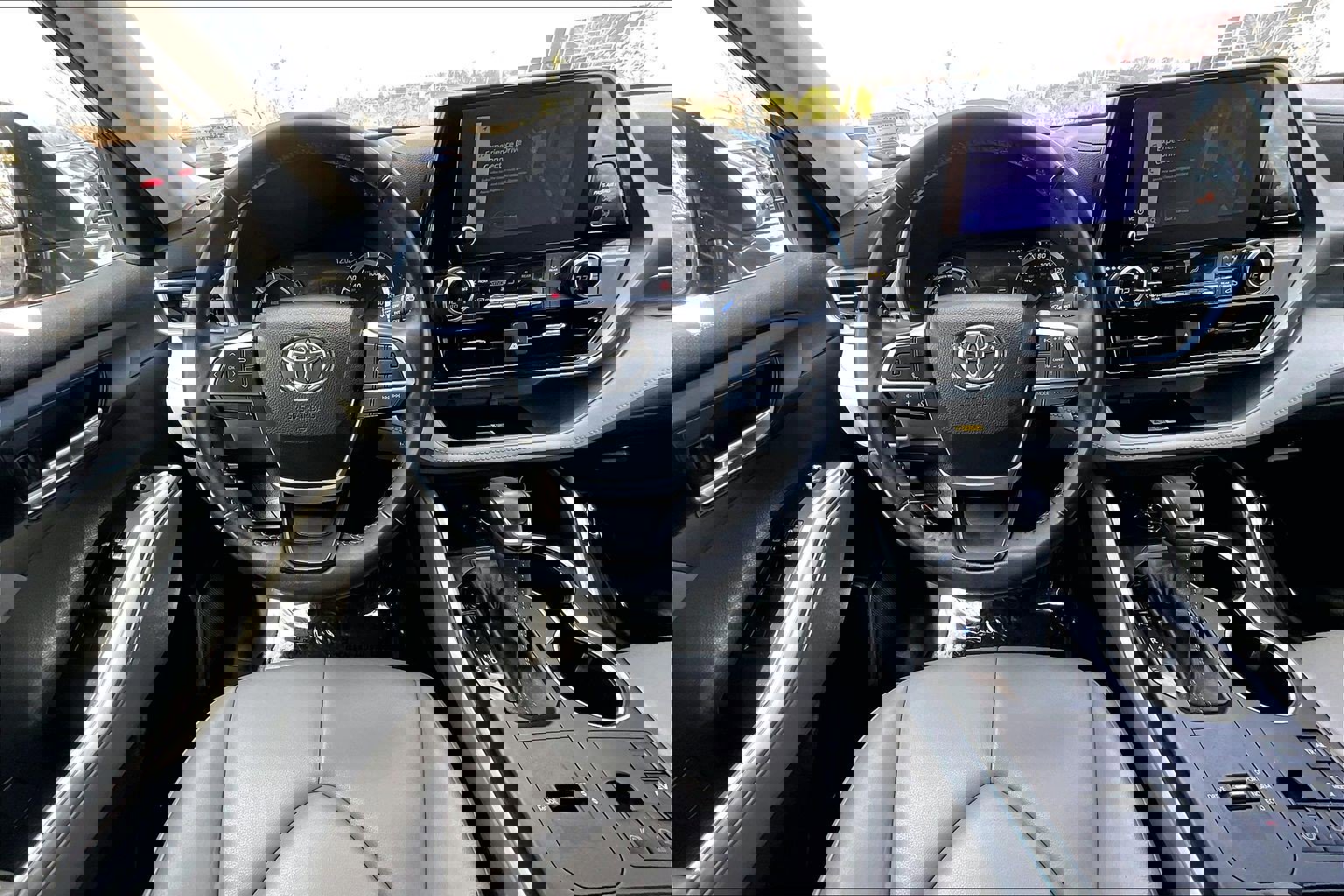 Used 2023 Toyota Highlander XLE image 5