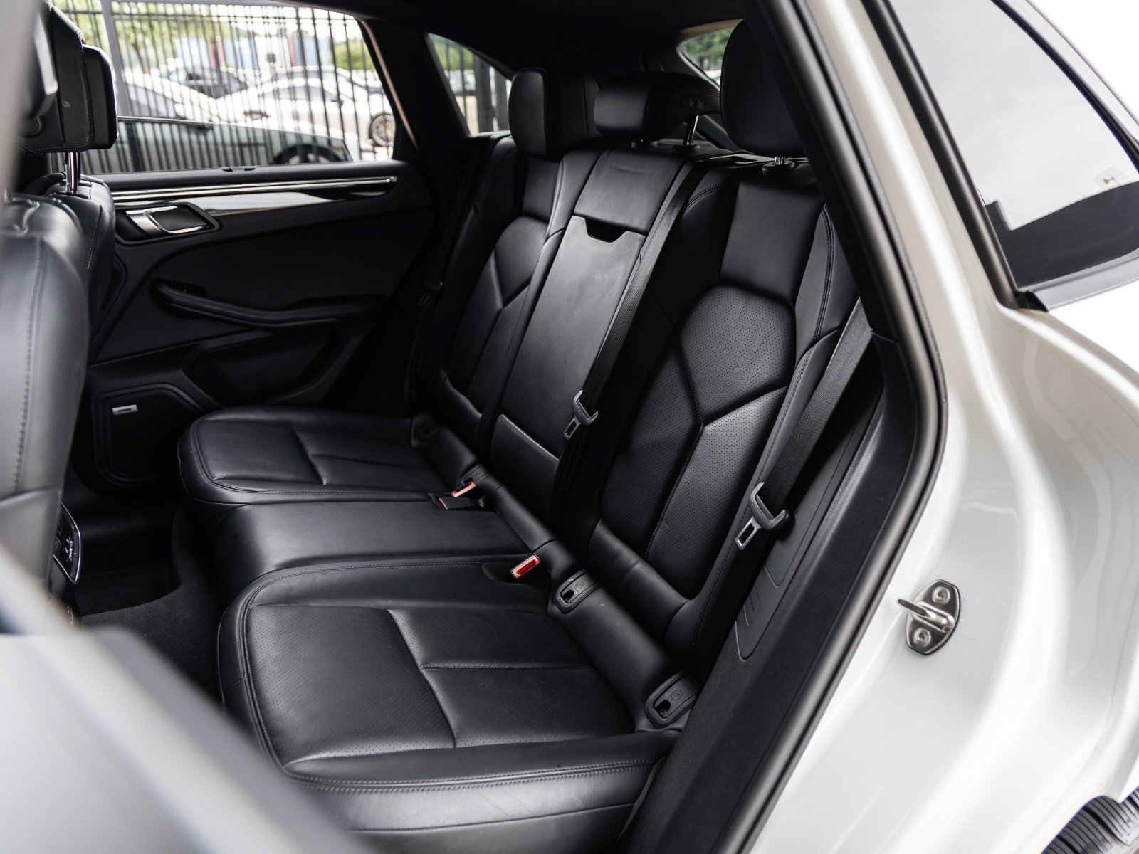 Certified 2022 Porsche Macan S AWD/4WD image 31