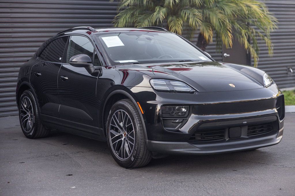 Certified 2025 Porsche Macan Electric image 6