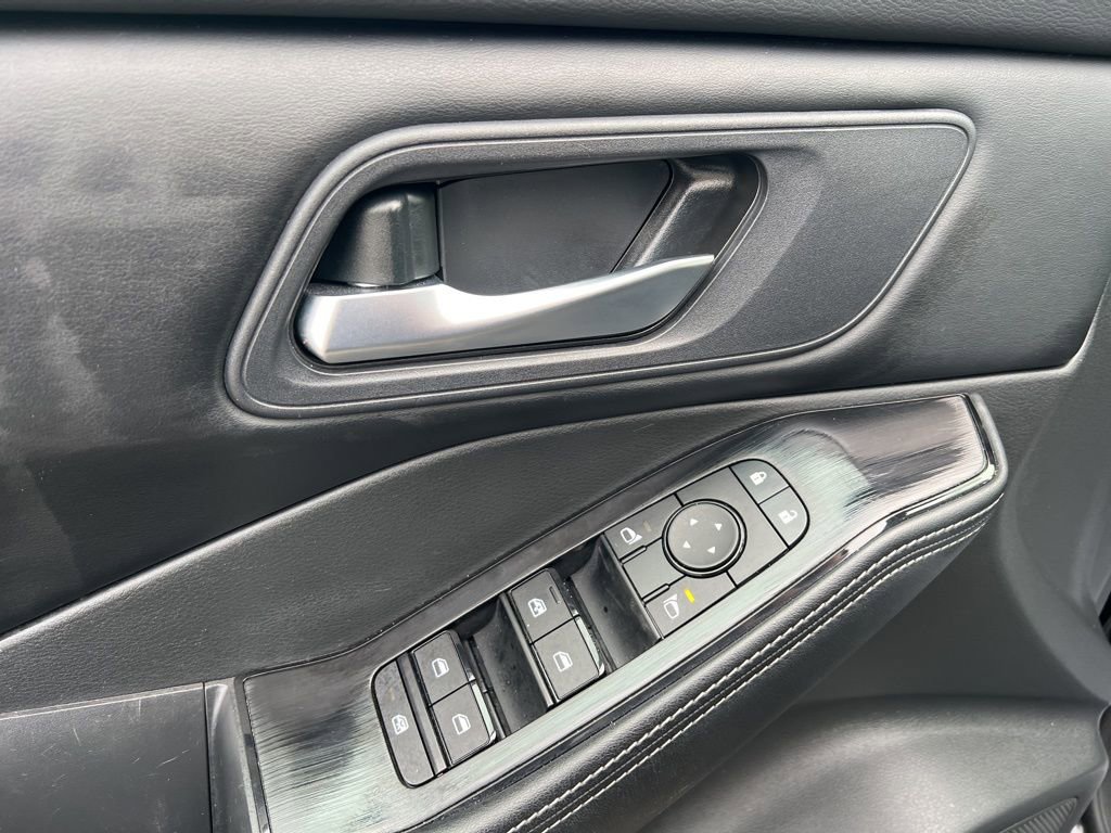 Used 2025 Nissan Rogue SV image 9