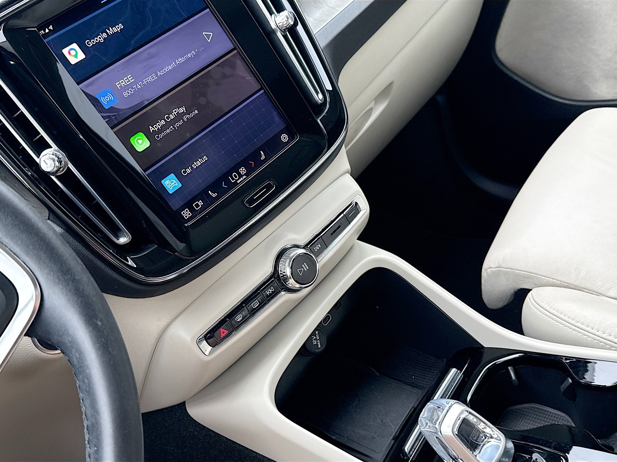 Used 2023 Volvo XC40 B5 Plus image 28