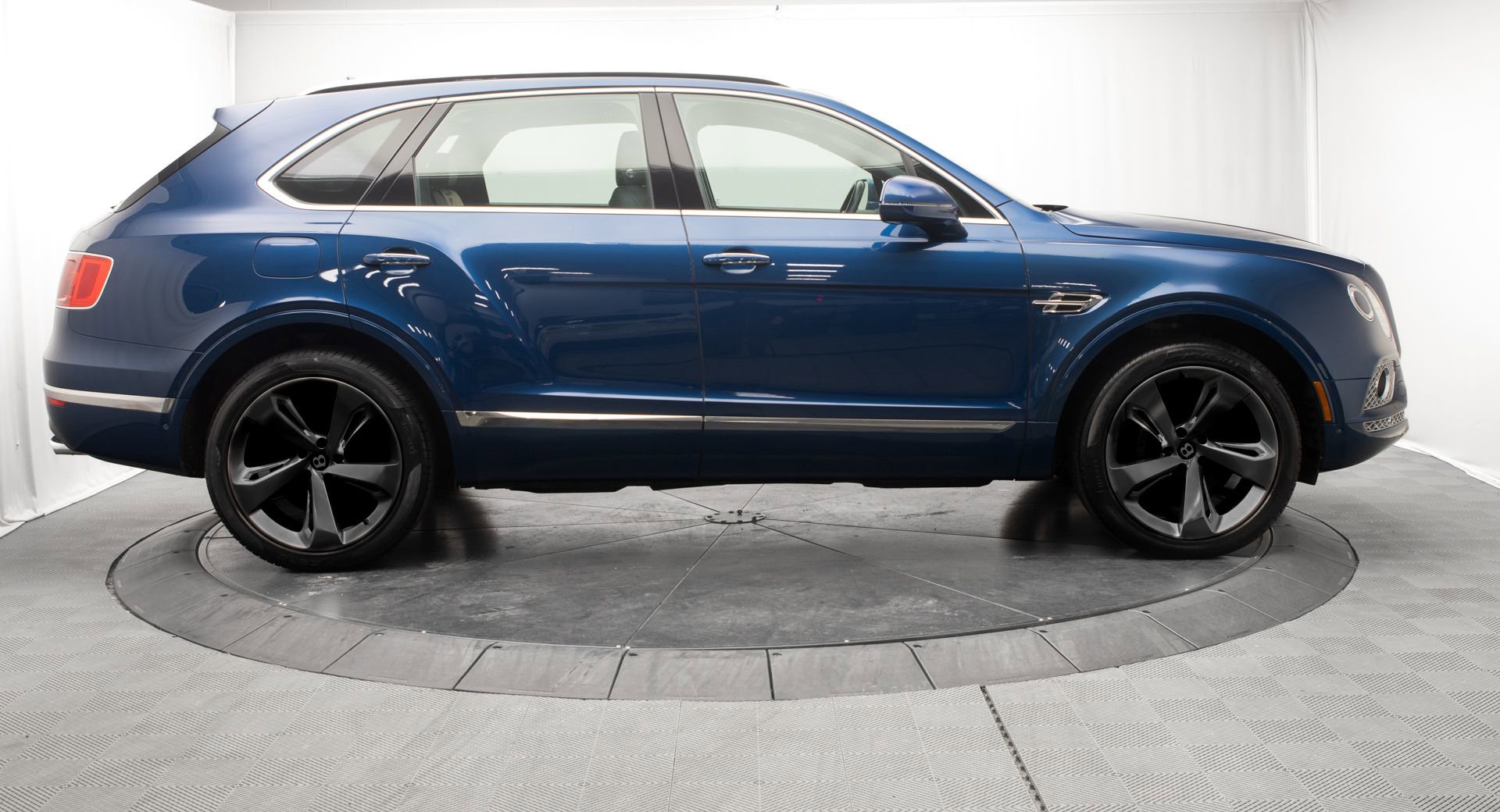 Used 2018 Bentley Bentayga Activity AWD/4WD image 2