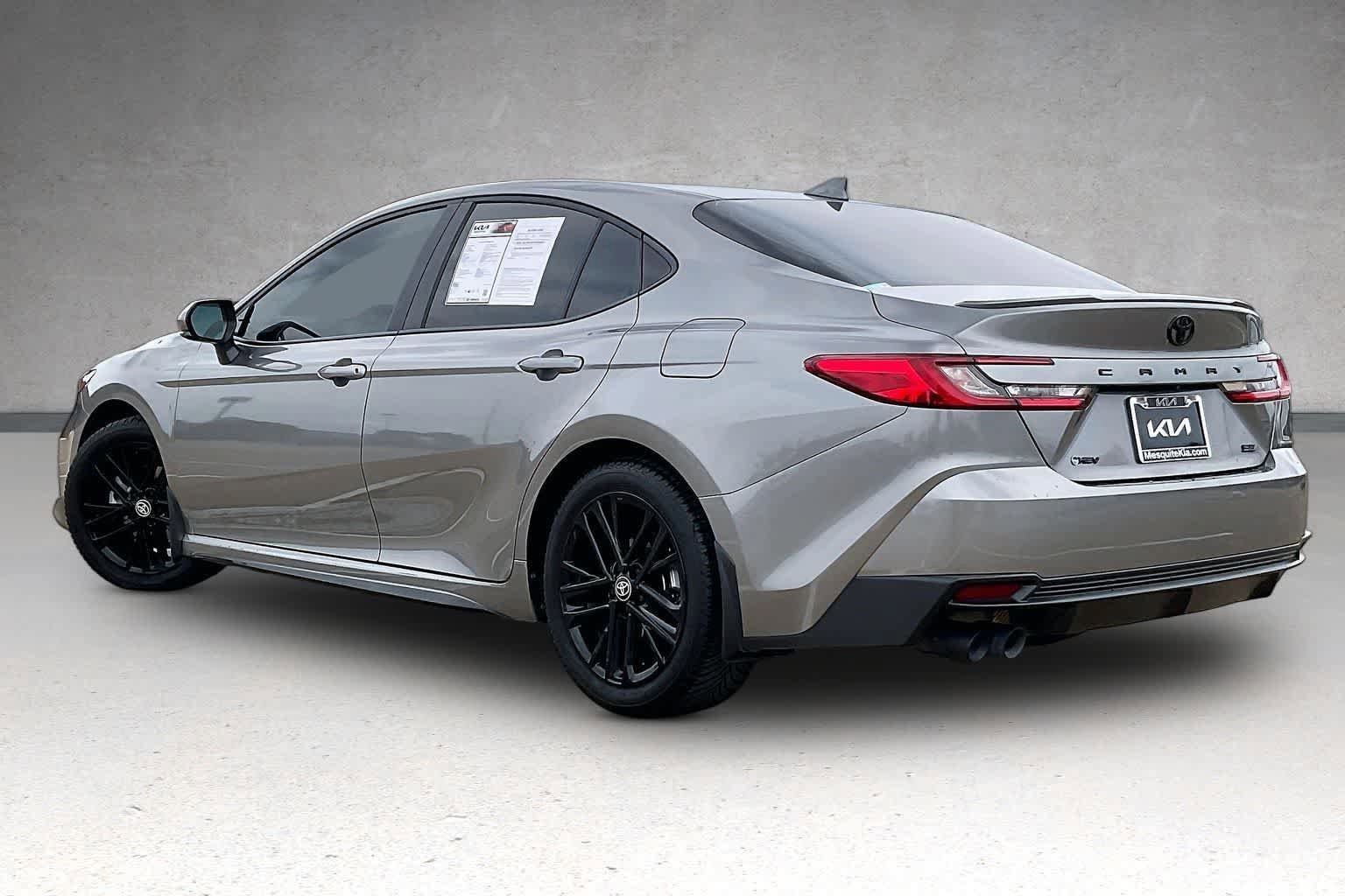 Used 2025 Toyota Camry SE w/ Convenience Package FWD image 4