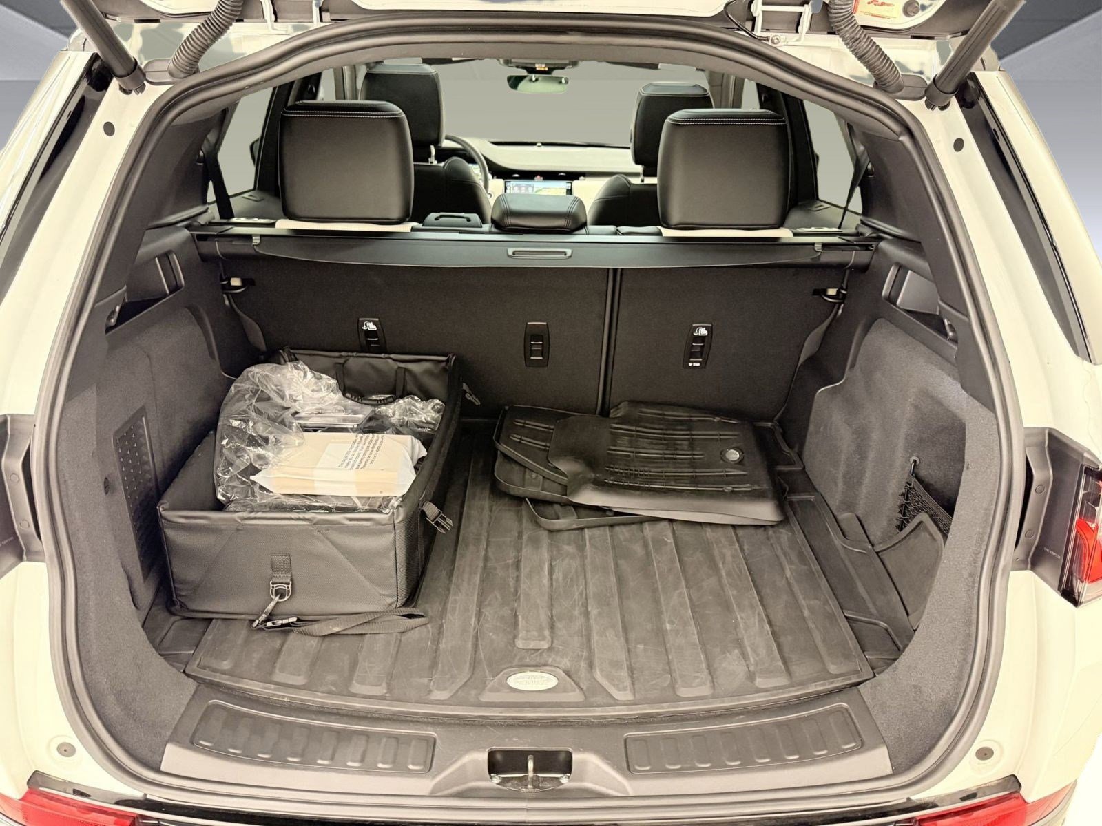 Used 2025 Land Rover Discovery Sport Dynamic SE image 31