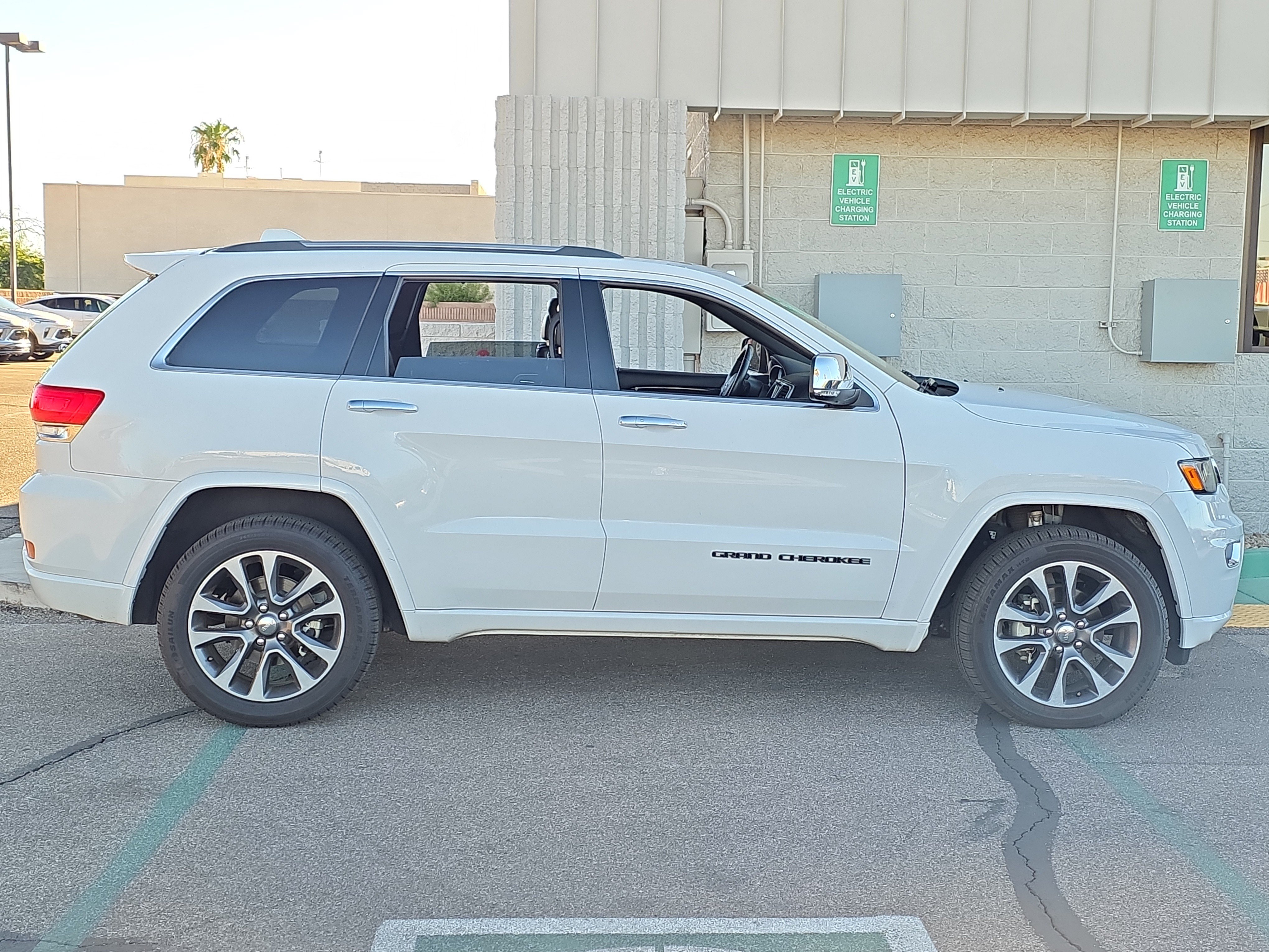 Used 2018 Jeep Grand Cherokee Overland AWD/4WD image 8