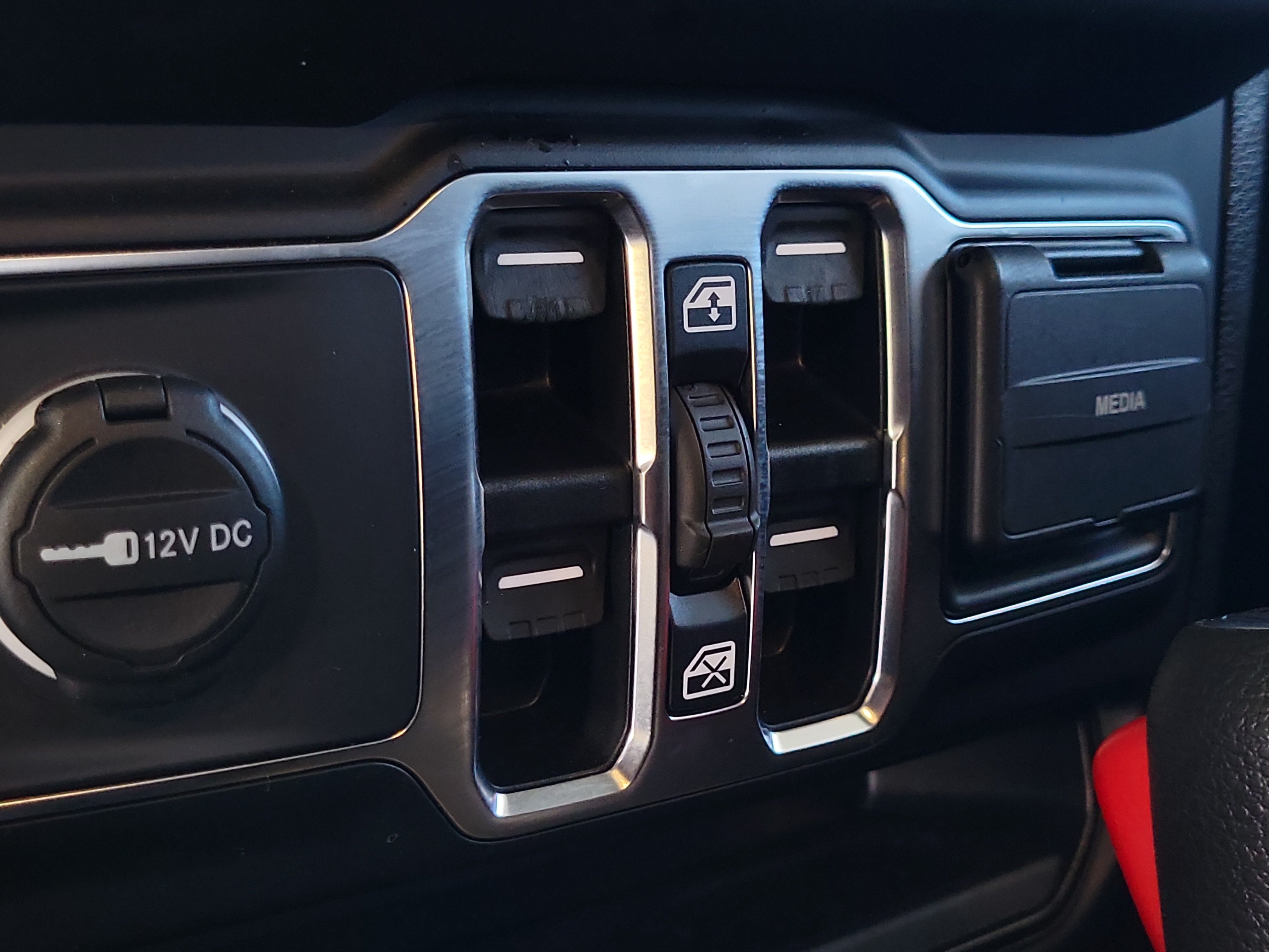Certified 2023 Jeep Gladiator Sport AWD/4WD image 17