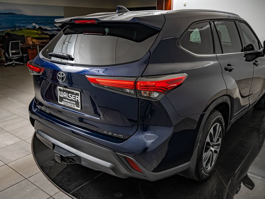 Used 2021 Toyota Highlander XLE AWD/4WD image 16