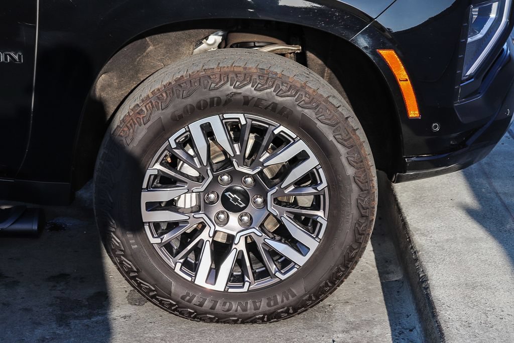 Used 2025 Chevrolet Suburban Z71 AWD/4WD image 11