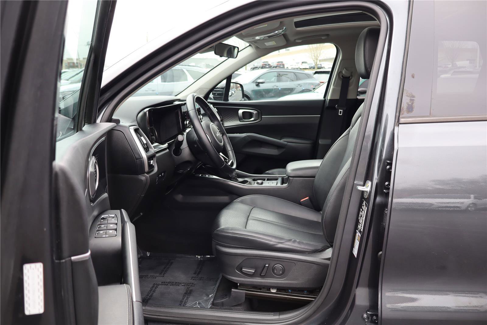 Certified 2022 Kia Sorento S w/ Panoramic Sunroof Package image 11