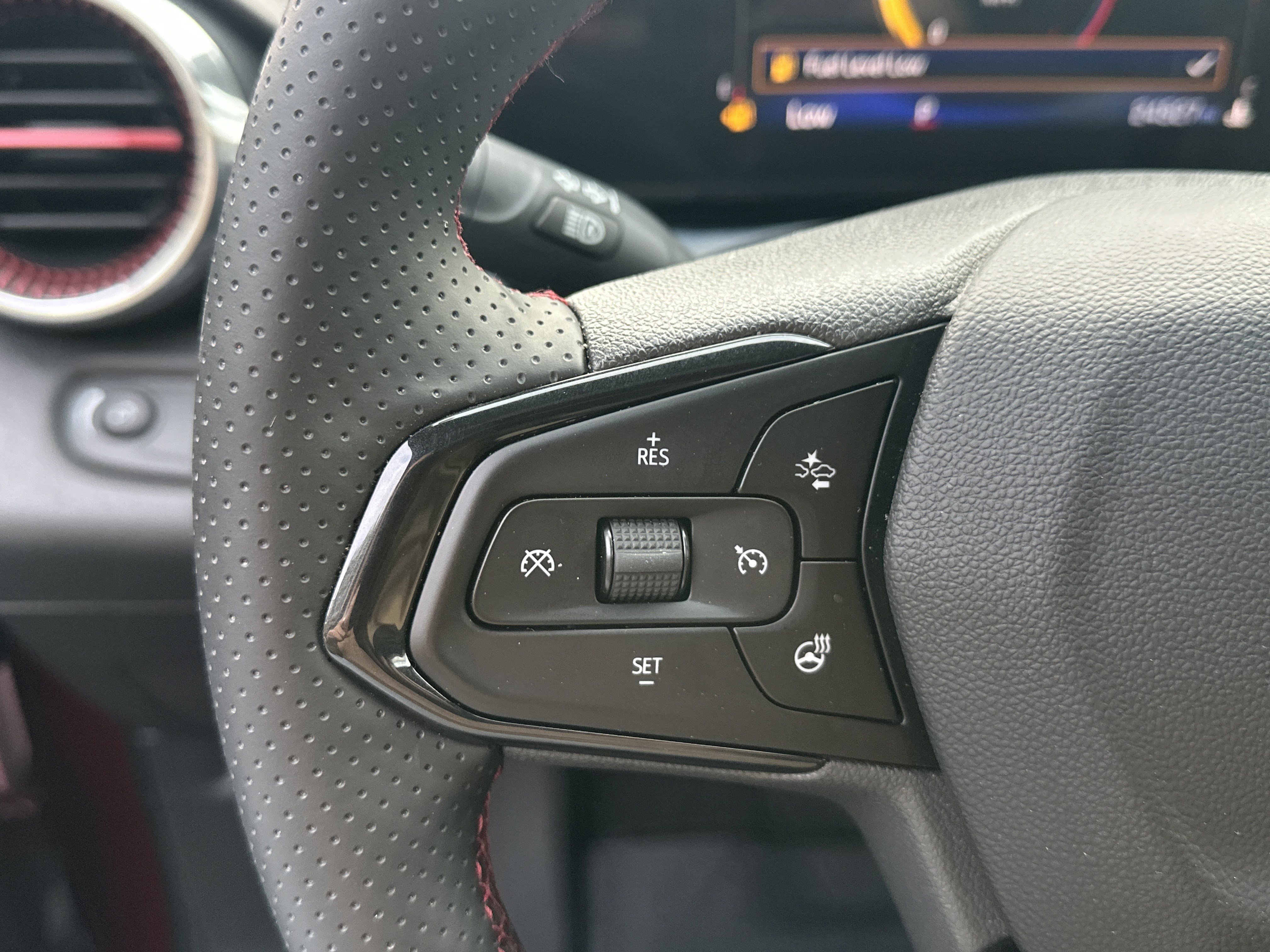 Certified 2025 Chevrolet Trax RS w/ Sunroof Package FWD image 22