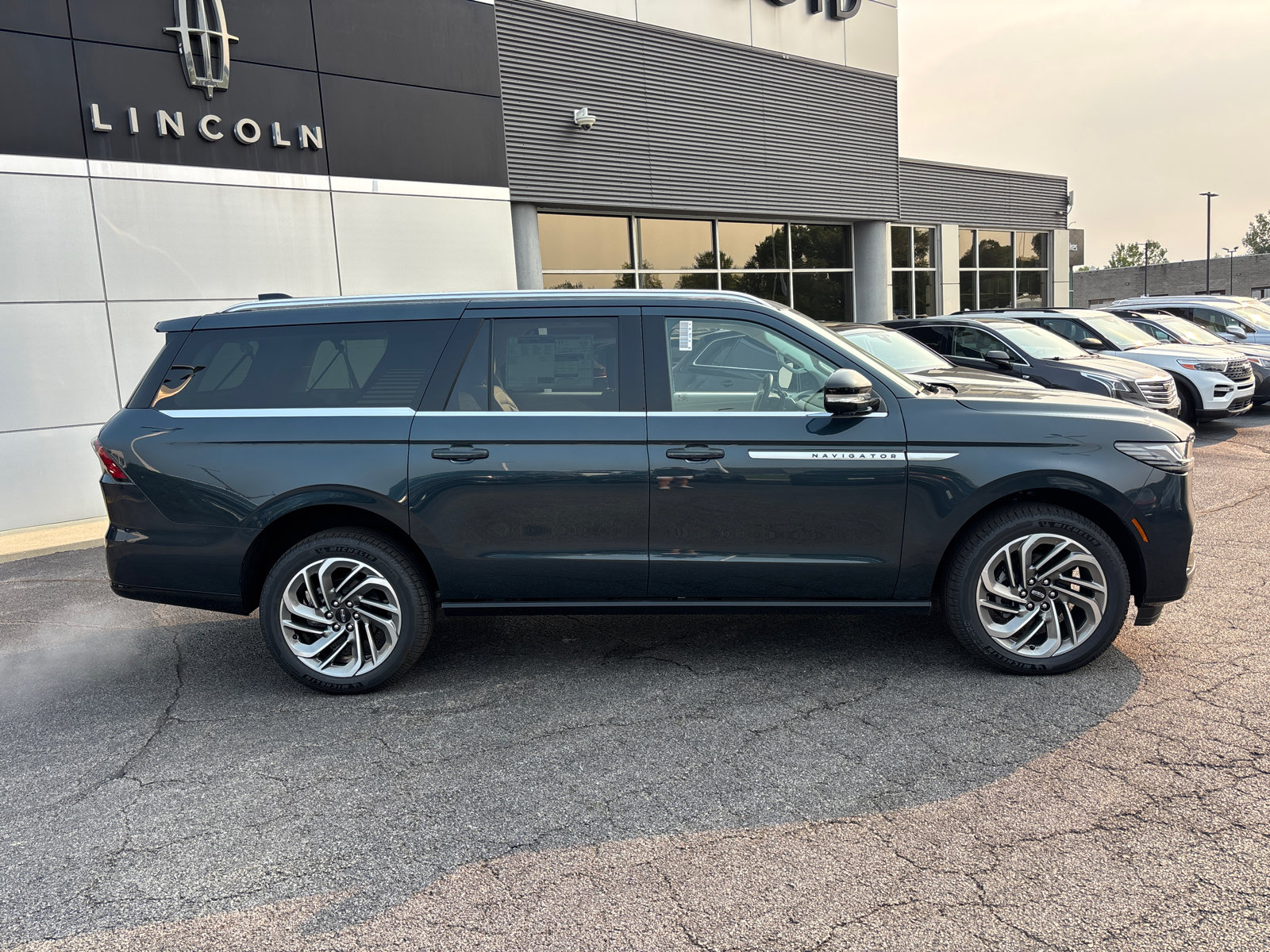 New 2026 Lincoln Navigator L Reserve AWD/4WD image 8