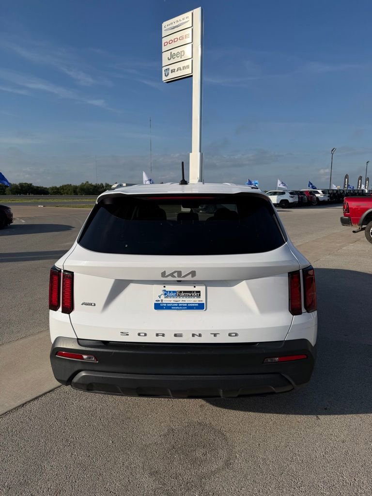 Used 2022 Kia Sorento LX image 3