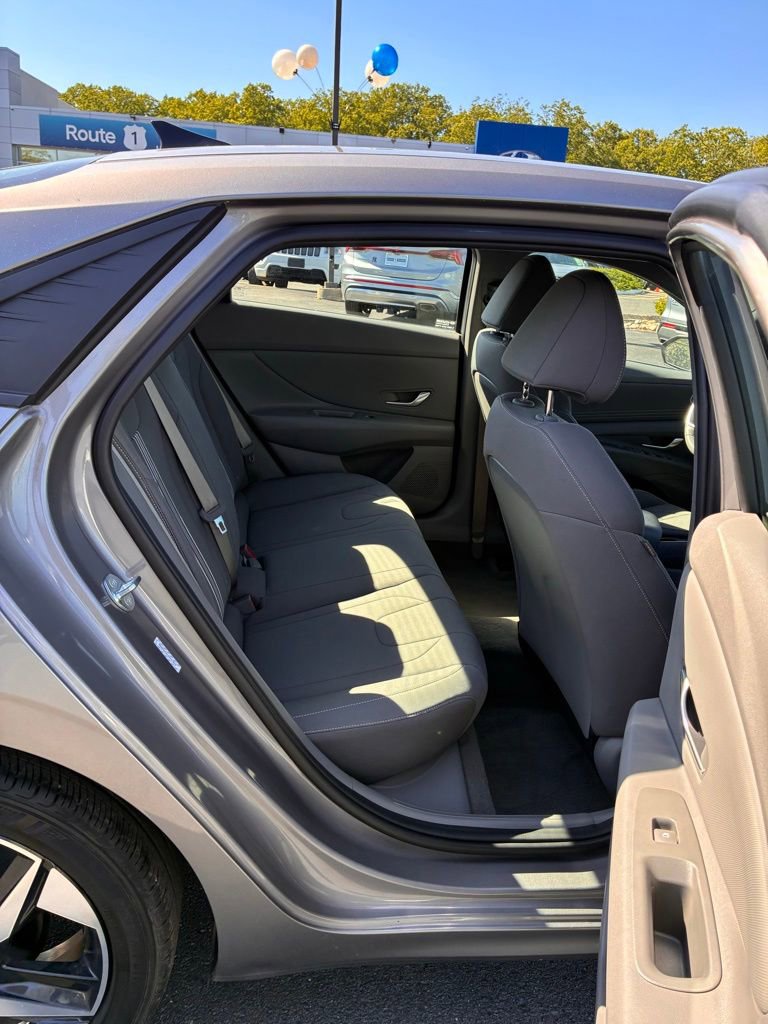 Used 2023 Hyundai Elantra SEL w/ Convenience Package FWD image 18
