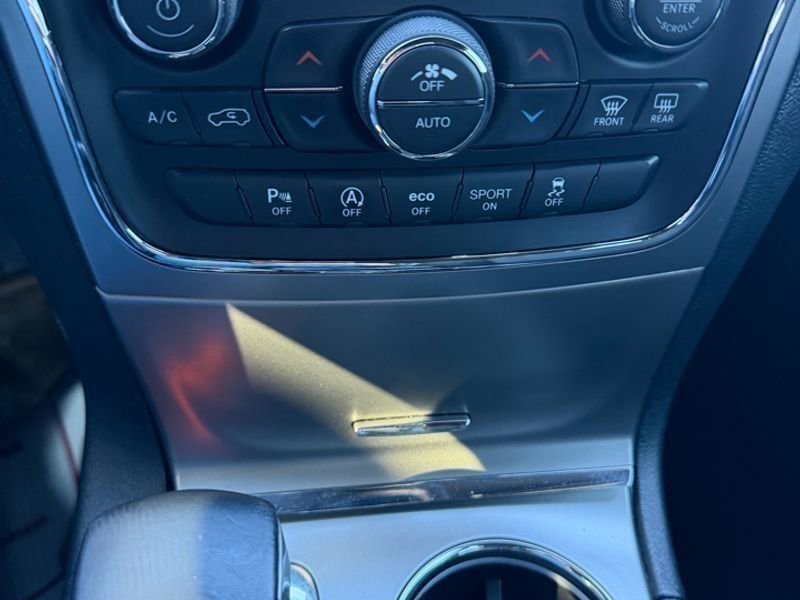 Used 2020 Jeep Grand Cherokee Laredo image 16