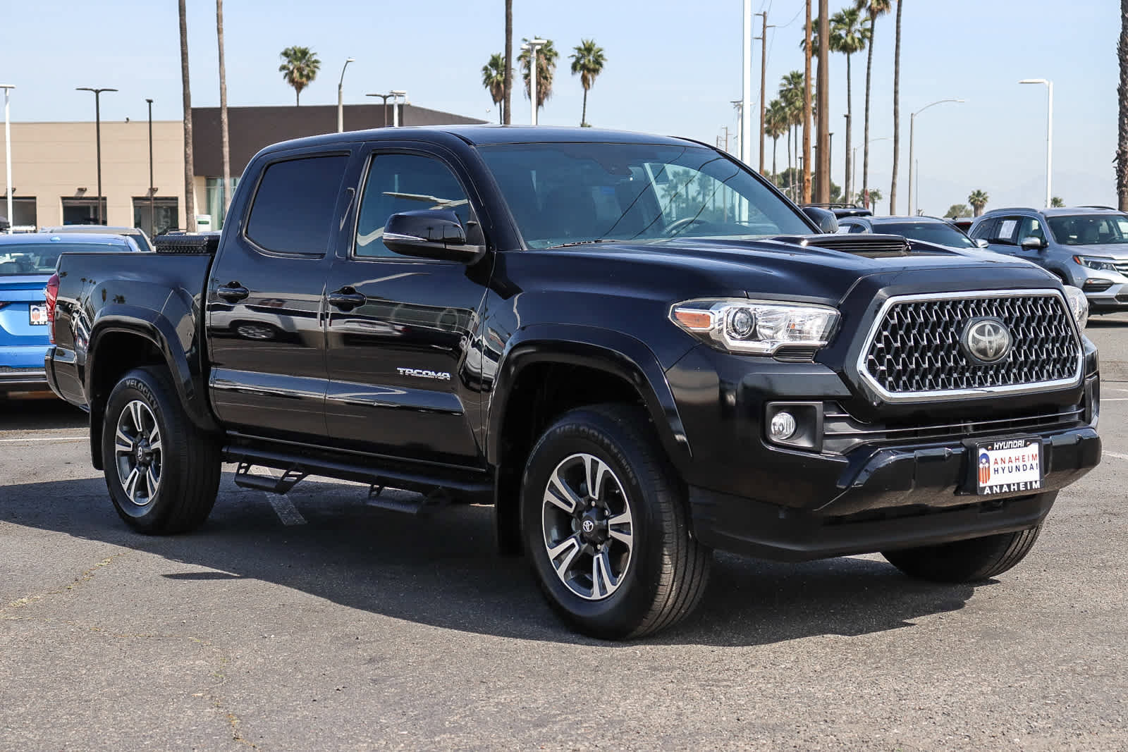 Used 2018 Toyota Tacoma TRD Sport w/ Technology Package image 4