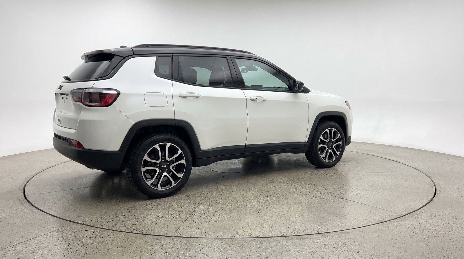 Used 2025 Jeep Compass Trailhawk AWD/4WD image 9