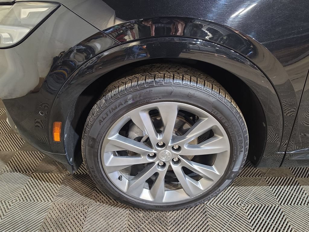 Used 2021 Buick Envision Avenir w/ Technology Package II FWD image 19