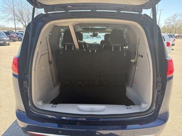 Used 2019 Chrysler Pacifica Limited w/ Tire & Wheel Group FWD image 12