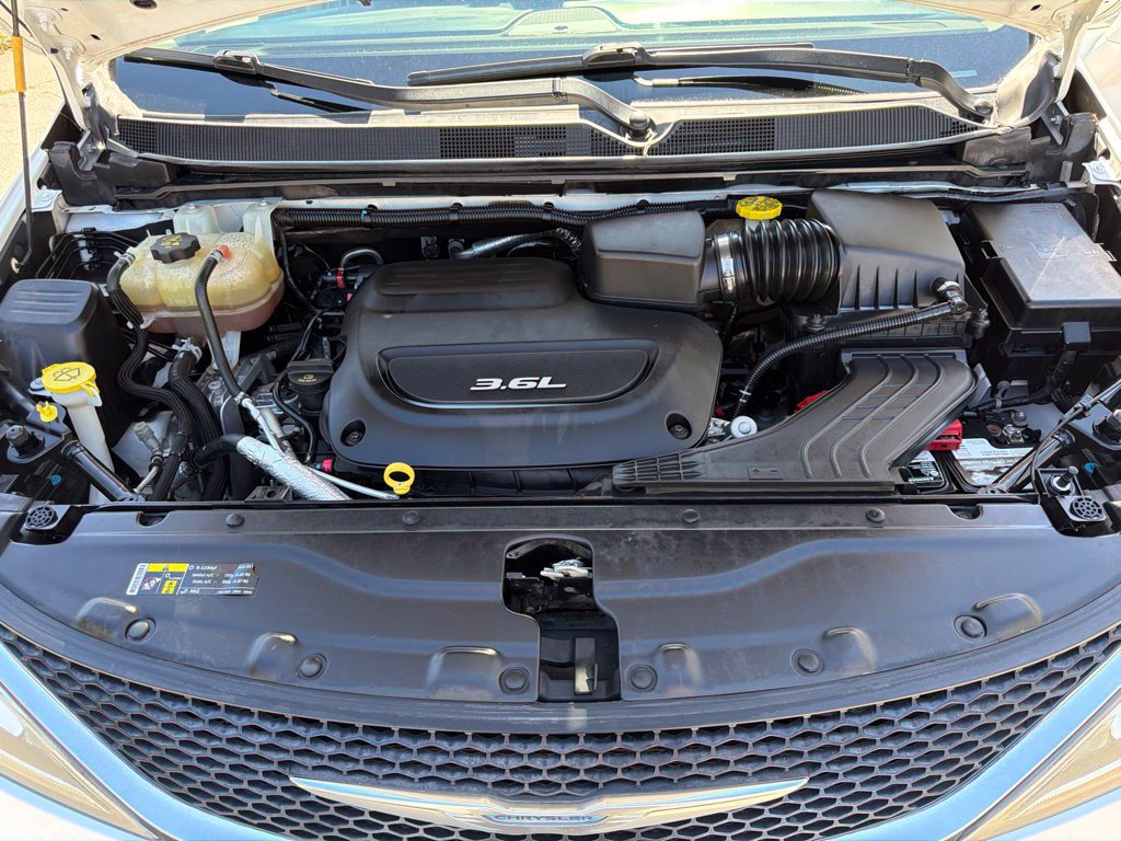 Used 2017 Chrysler Pacifica Touring-L FWD image 38
