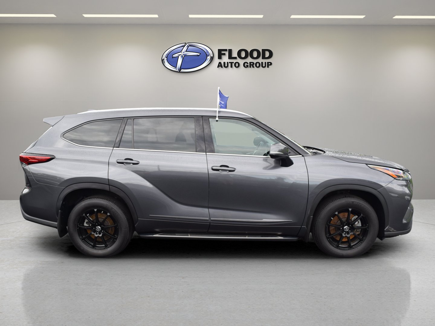 Used 2021 Toyota Highlander XLE AWD/4WD image 3