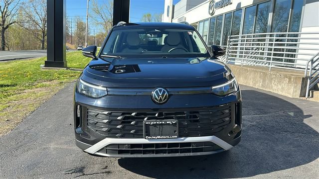 Used 2025 Volkswagen Tiguan SE AWD/4WD image 3