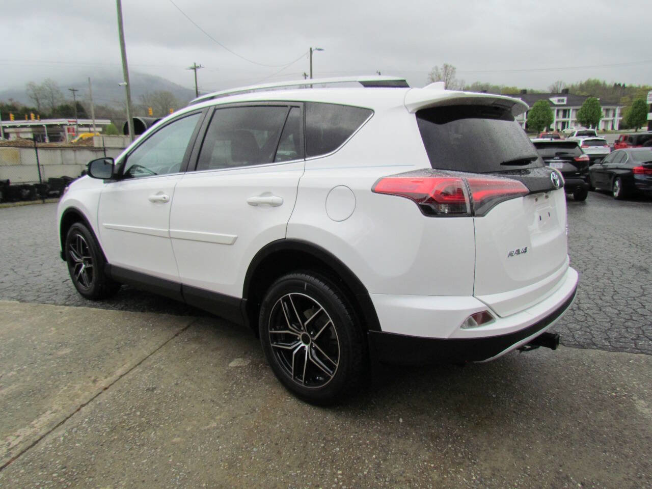 Used 2016 Toyota RAV4 SE image 5