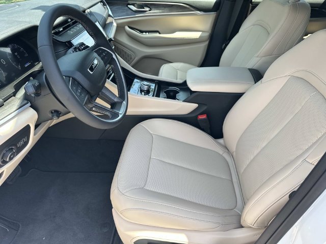New 2026 Jeep Grand Cherokee Limited w/ Luxury Tech Group II AWD/4WD image 3