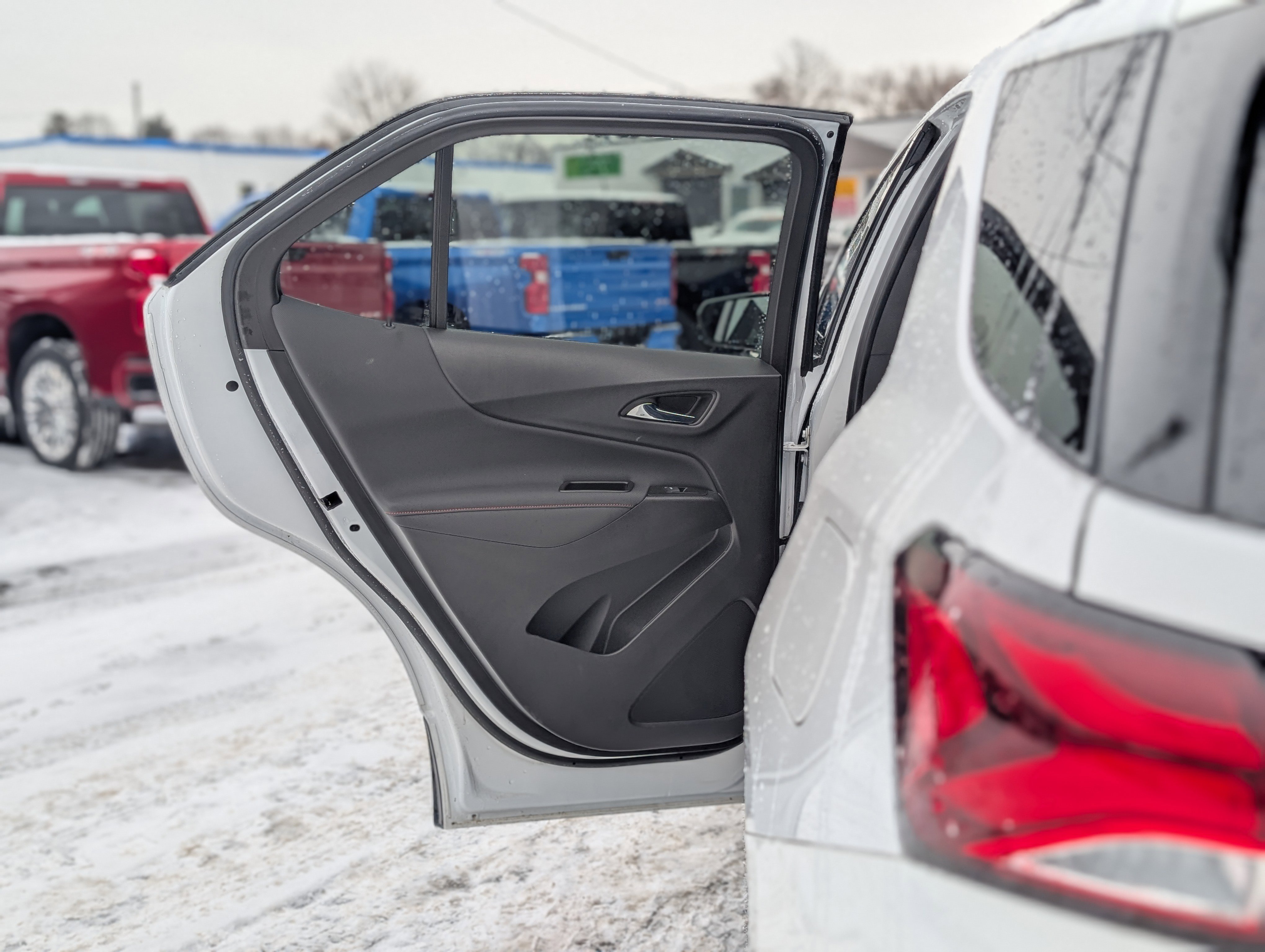 Used 2023 Chevrolet Equinox RS image 32