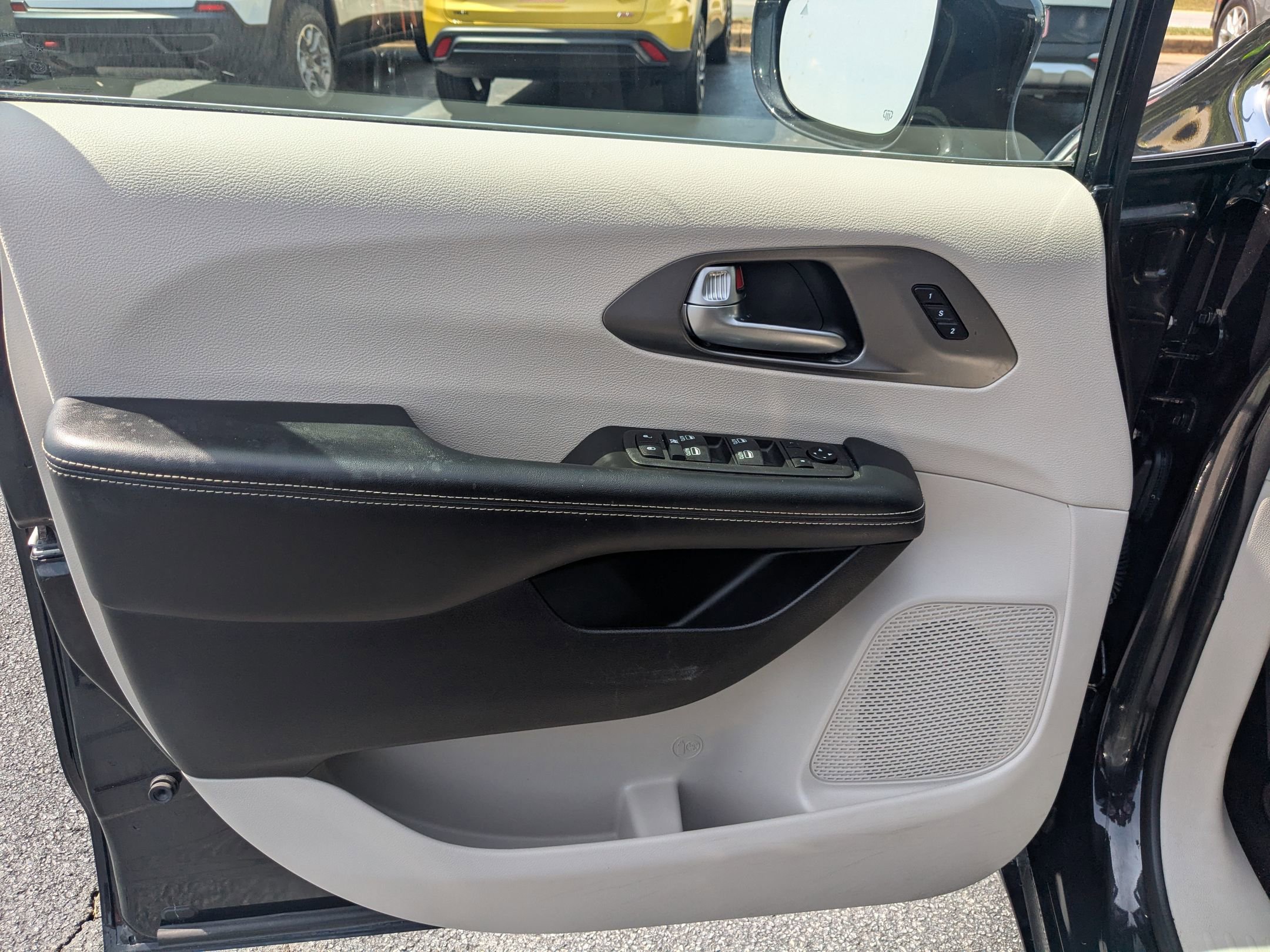 Used 2022 Chrysler Pacifica Touring-L w/ Uconnect Theater Family Group FWD image 11