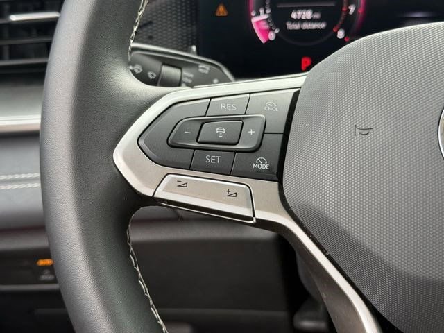 Used 2025 Volkswagen Tiguan SE image 12