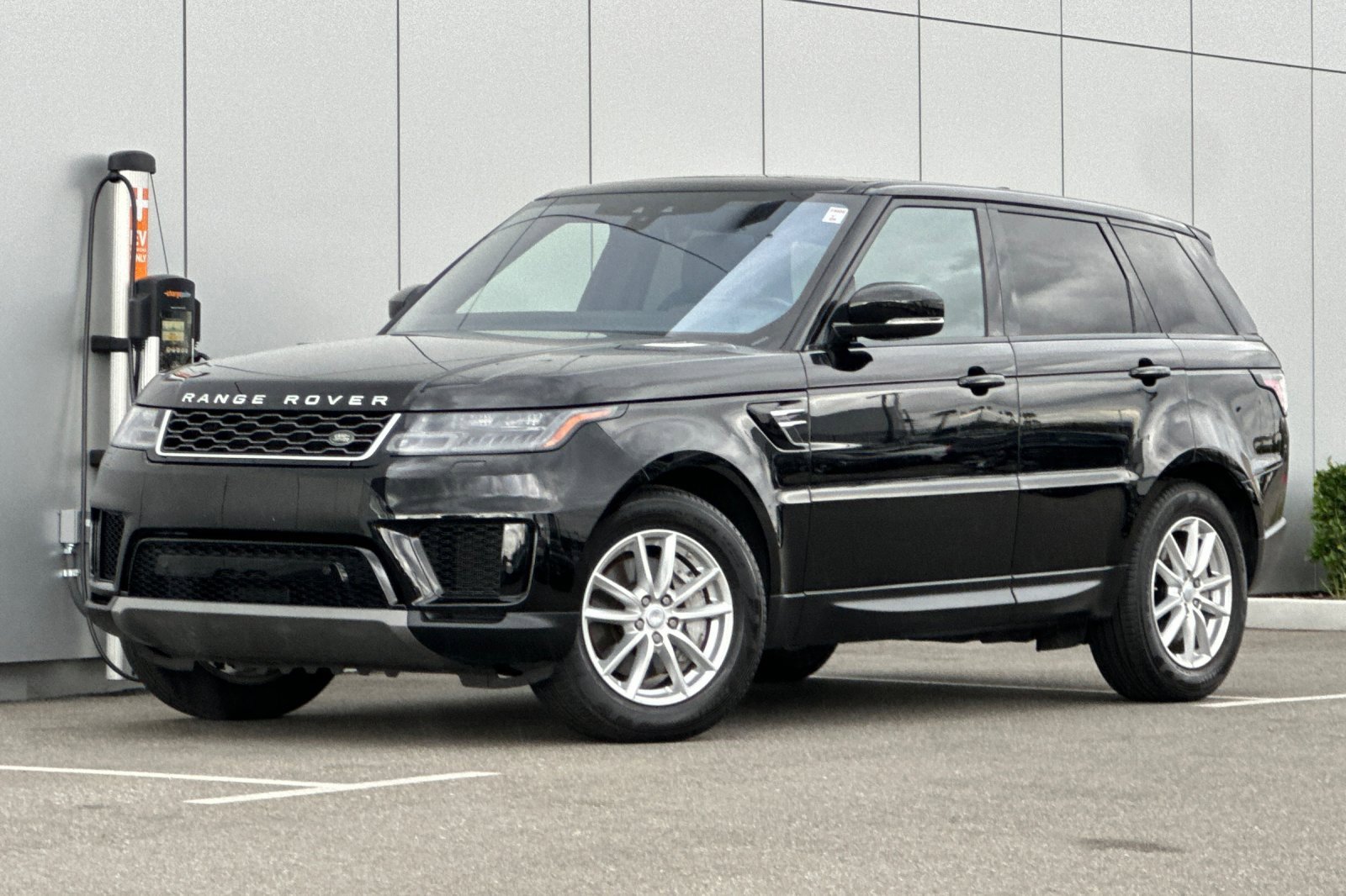 Used 2018 Land Rover Range Rover Sport SE image 1