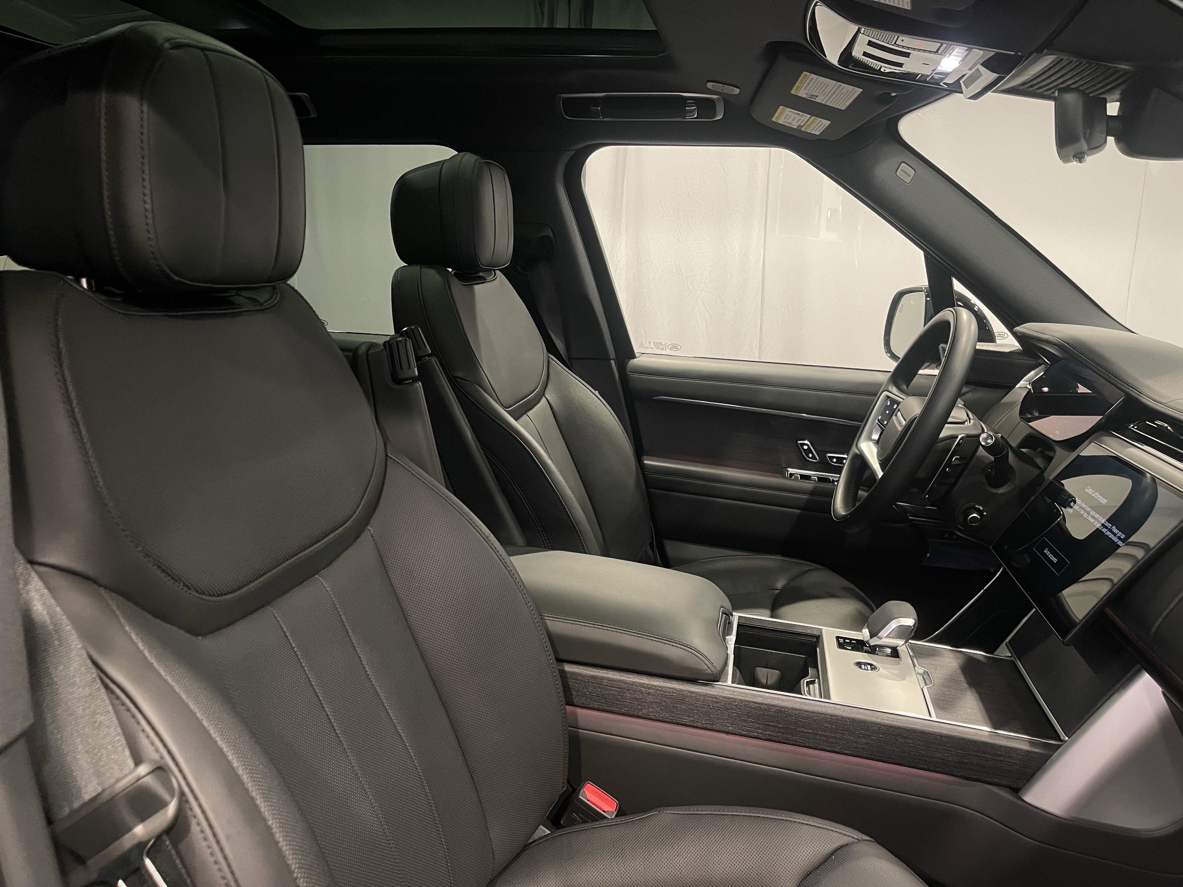Used 2025 Land Rover Range Rover SE AWD/4WD image 15