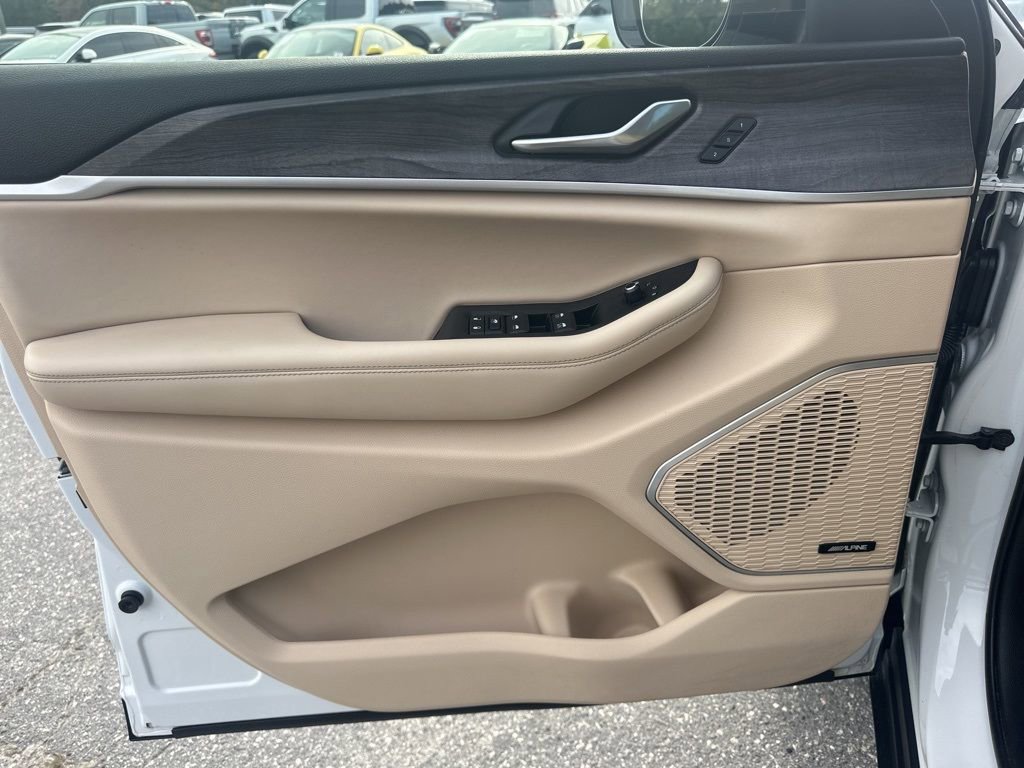 Used 2021 Jeep Grand Cherokee L Limited w/ Luxury Tech Group II image 29