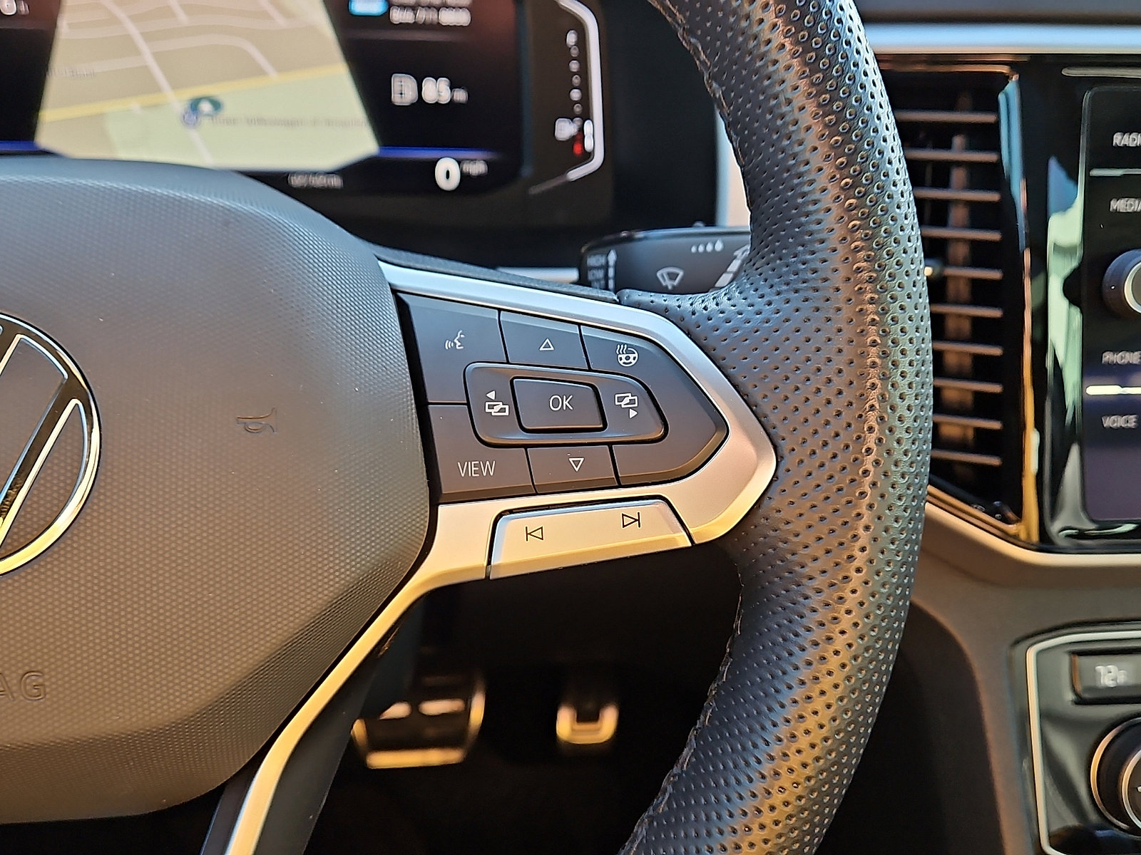 Certified 2022 Volkswagen Atlas Cross Sport SEL R-Line w/ Cross Sport MDO Package image 18