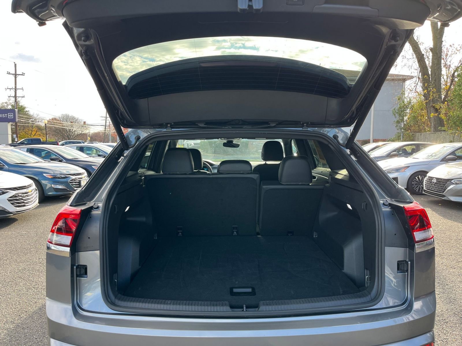 Used 2025 Volkswagen Atlas Cross Sport SE image 31