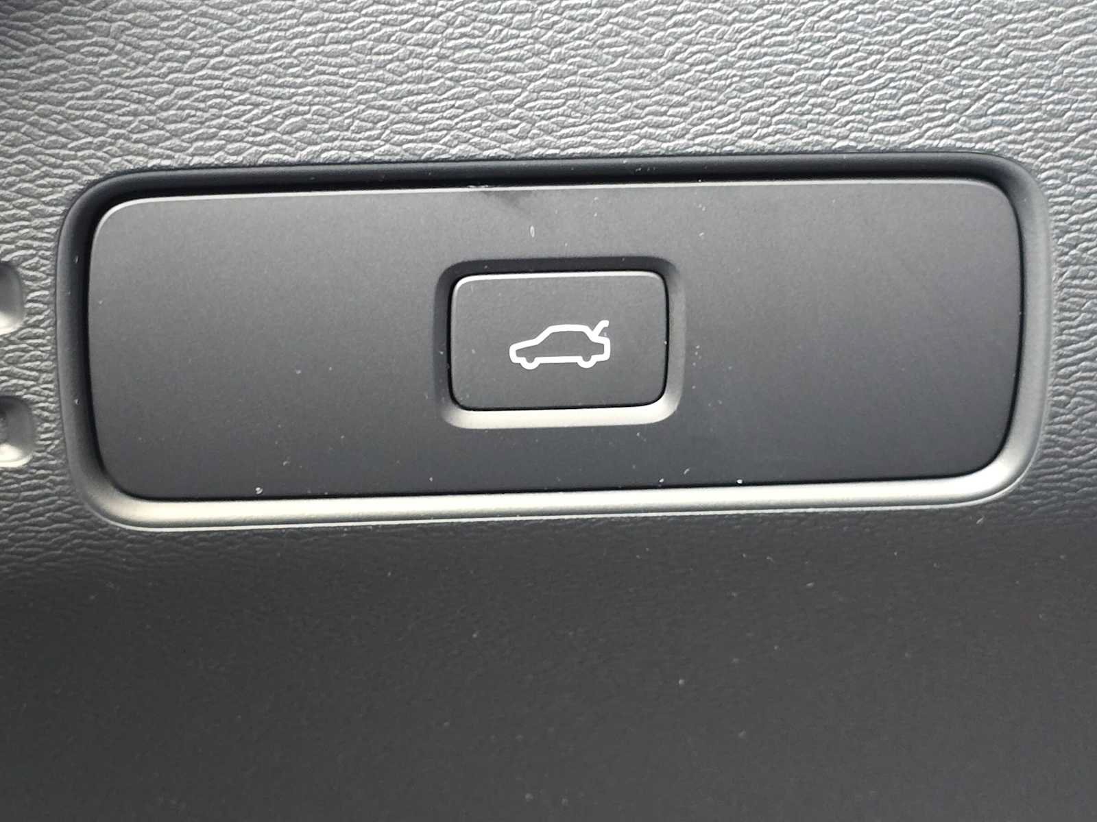 Certified 2023 Volvo C40 P8 Recharge Ultimate AWD/4WD image 32