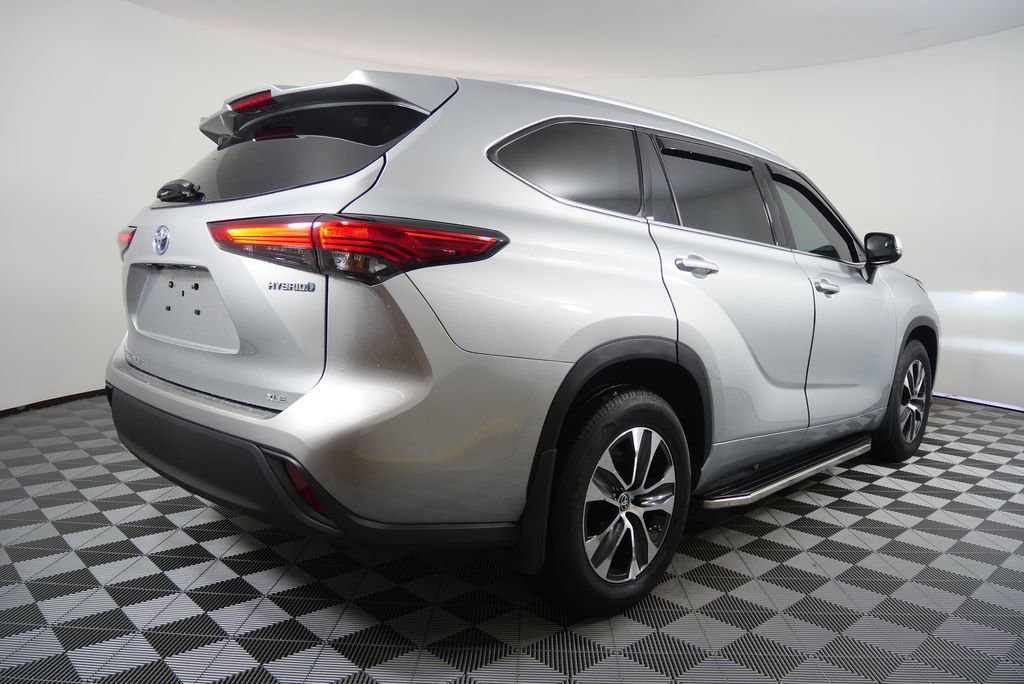 Used 2022 Toyota Highlander XLE image 3