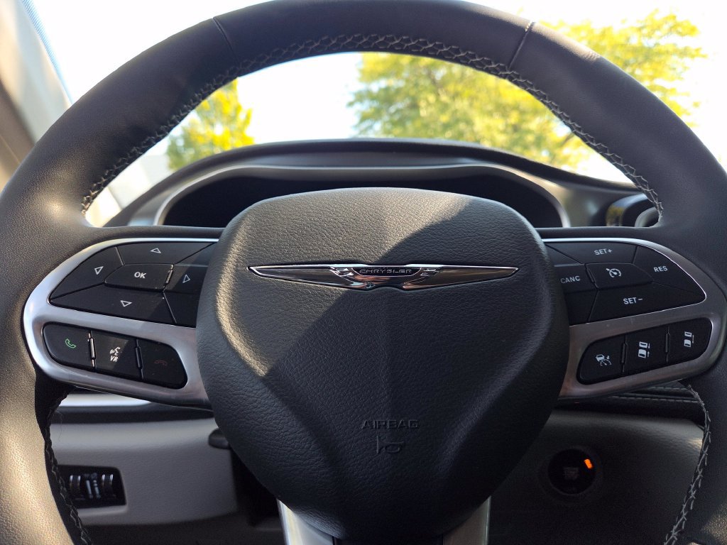 Used 2022 Chrysler Pacifica Touring-L w/ Uconnect Theater Family Group FWD image 31