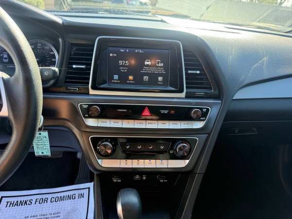 Used 2018 Hyundai Sonata SE FWD image 14
