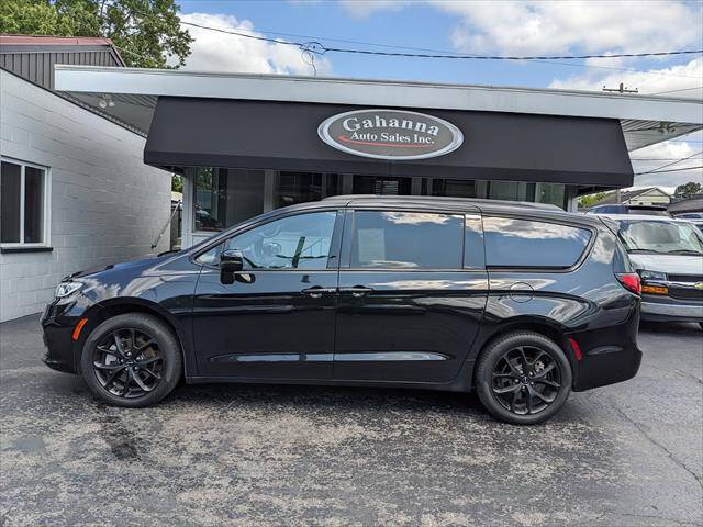 Used 2023 Chrysler Pacifica Touring-L w/ Uconnect Theater Family Group AWD/4WD image 2