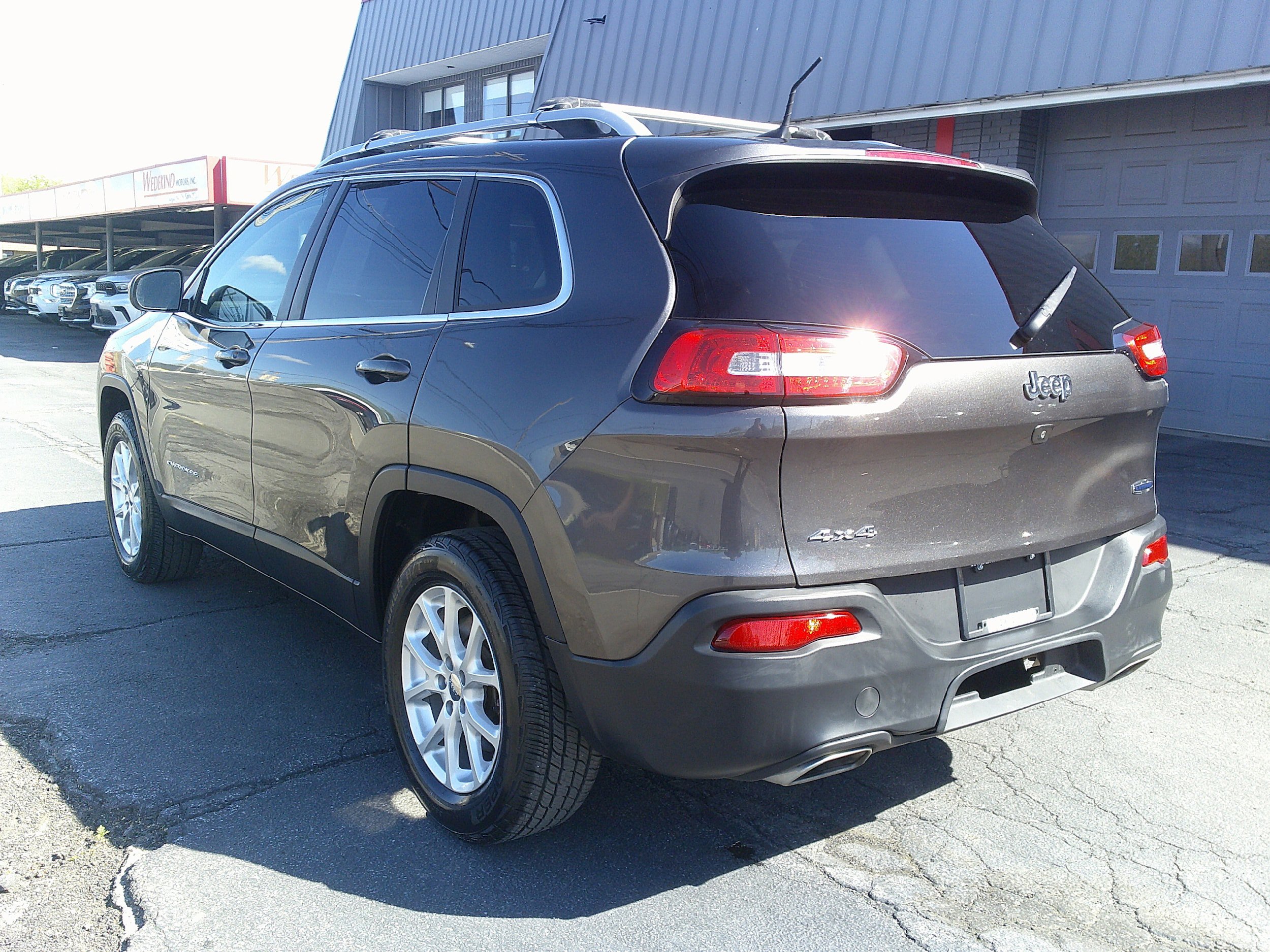 Used 2017 Jeep Cherokee Latitude w/ Cold Weather Group AWD/4WD image 3