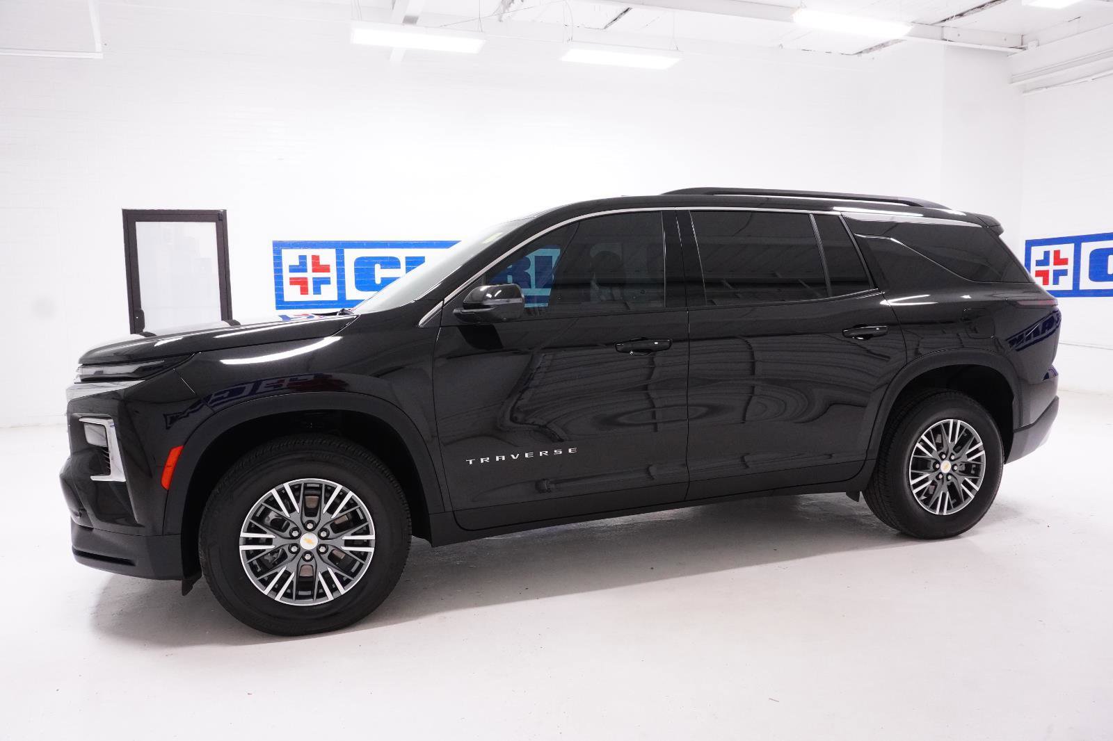 Used 2025 Chevrolet Traverse LT w/ Driver Confidence Package image 11