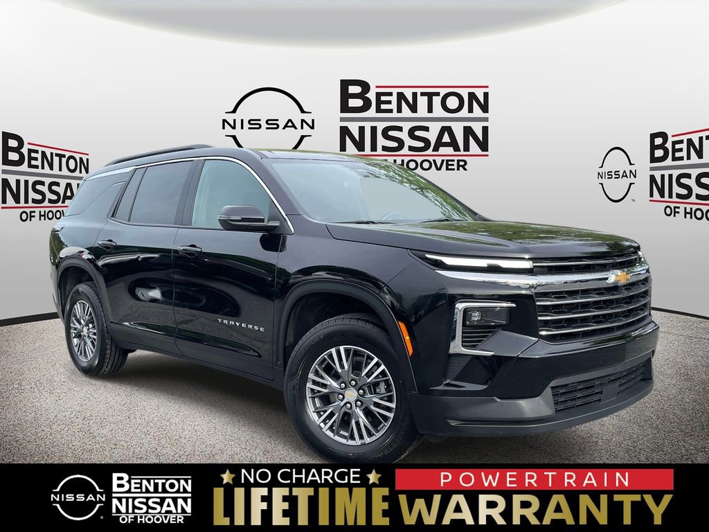 Used 2025 Chevrolet Traverse LT FWD image 1