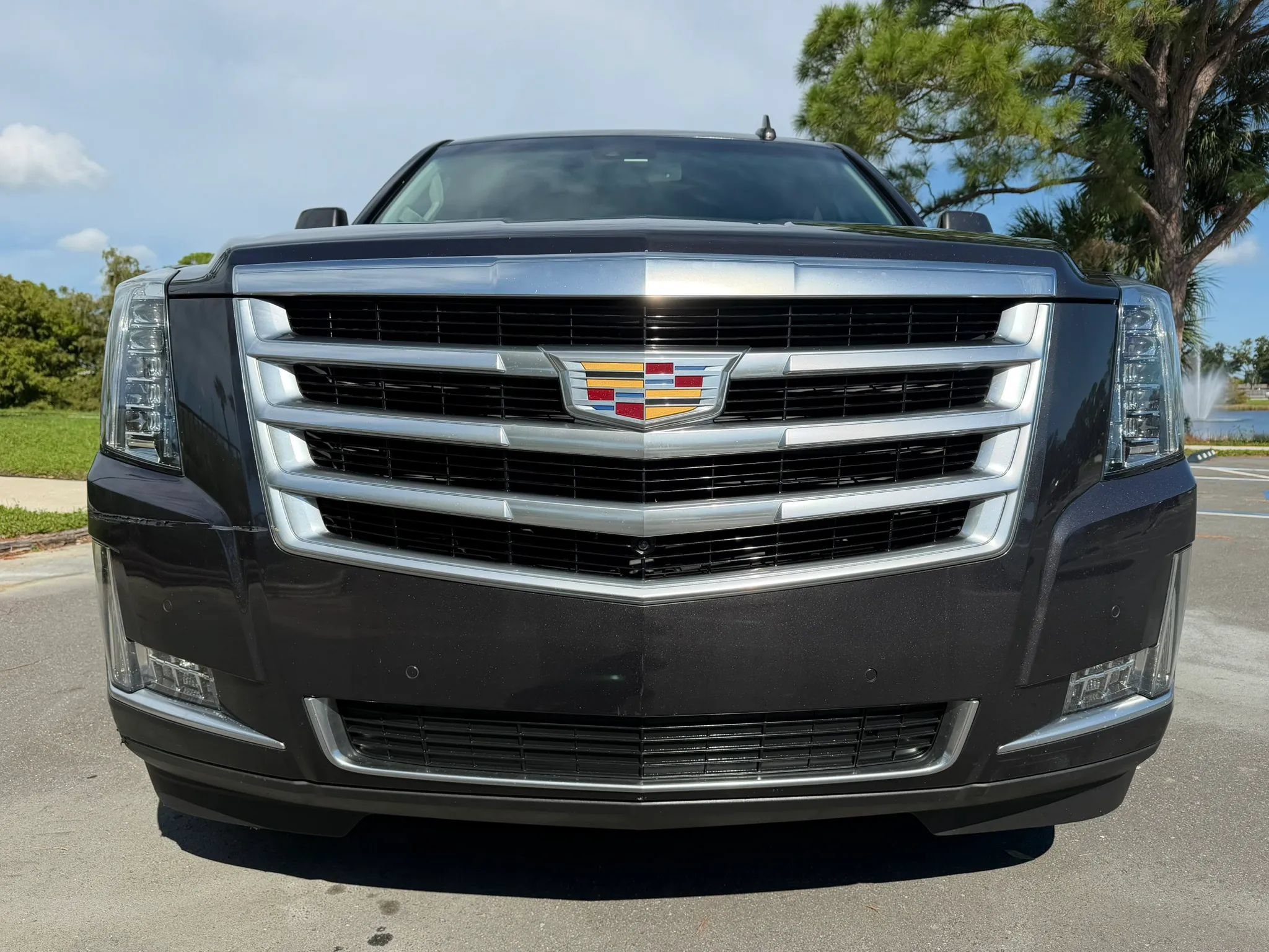 Used 2016 Cadillac Escalade Luxury RWD image 2
