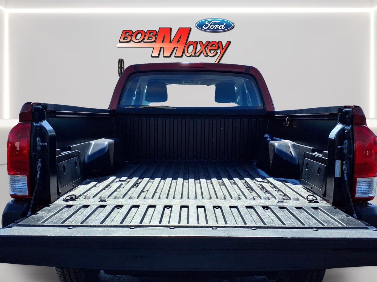 Used 2017 Toyota Tacoma SR image 9